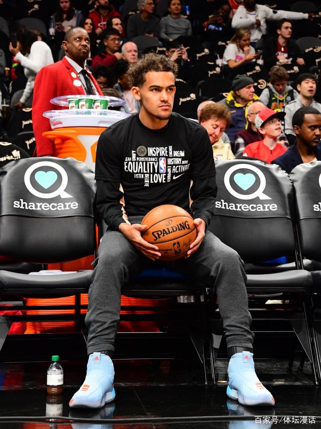 详解职业球员的钉鞋选择天然草皮与人工草皮对抓地力的不同要求